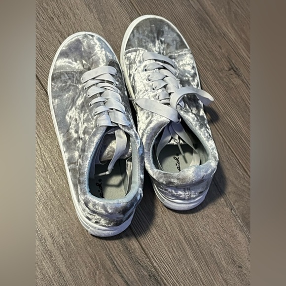 NWOT Women's Qupid Reba Lace Up Fashion Sneakers Grey Crush Velvet Size 6.5. - Picture 1 of 6